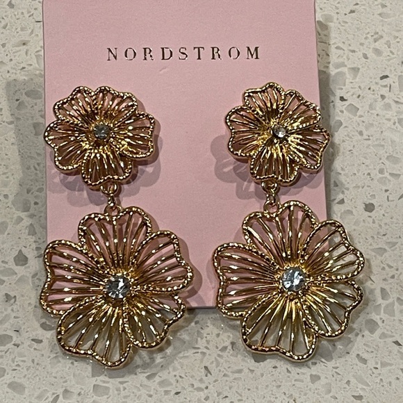 Nordstrom Jewelry - Nordstrom Gold tone primrose Earrings